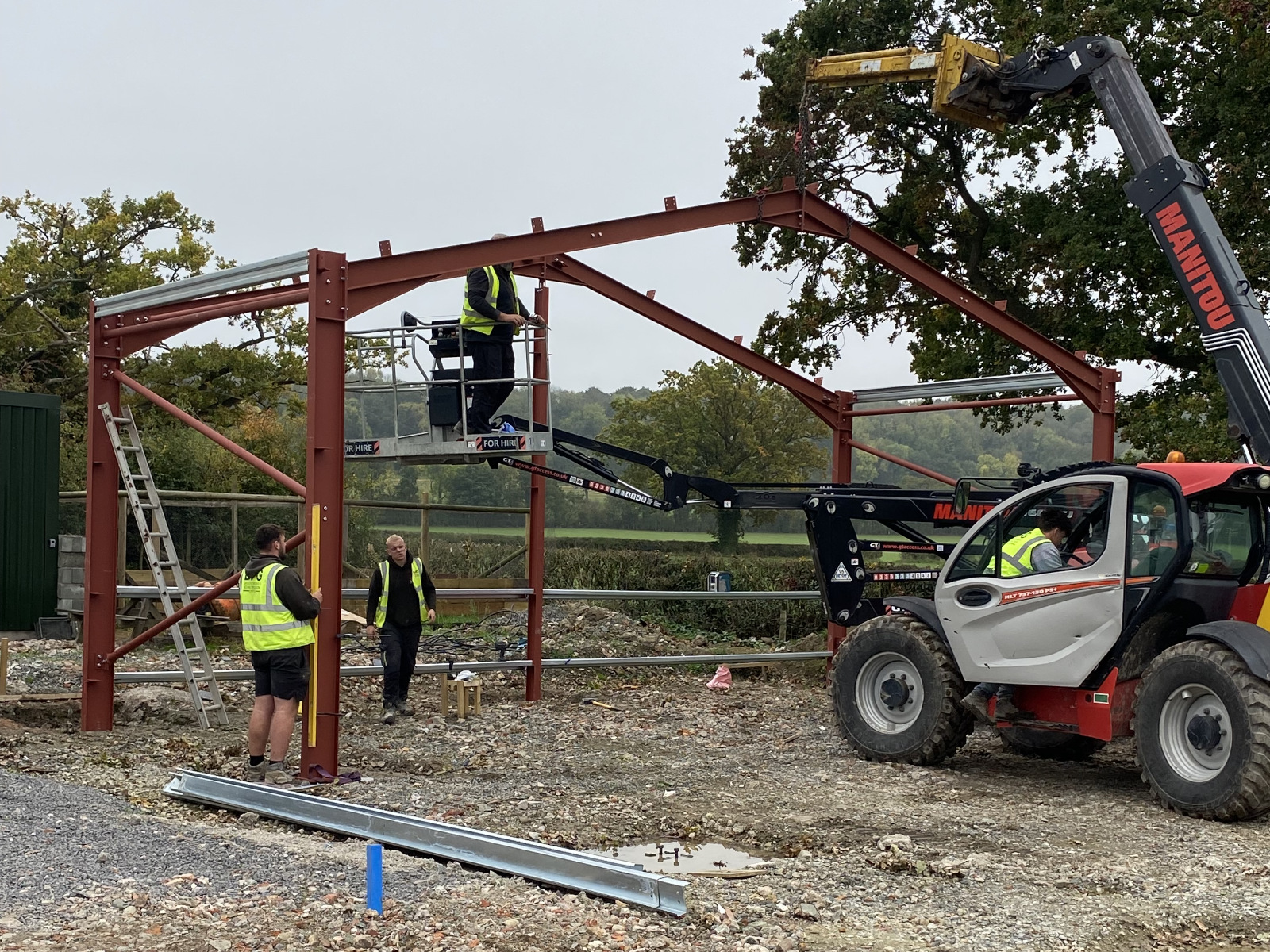 Erecting the steelwork on Wenlock Edge Farm's new shop.