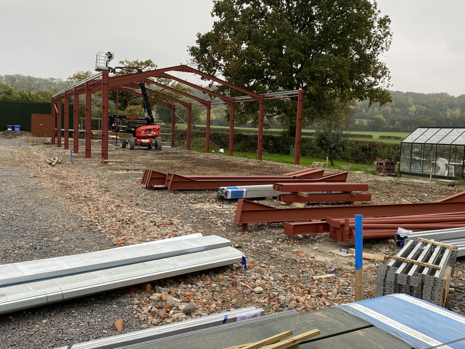 Erecting the steelwork on Wenlock Edge Farm's new shop.